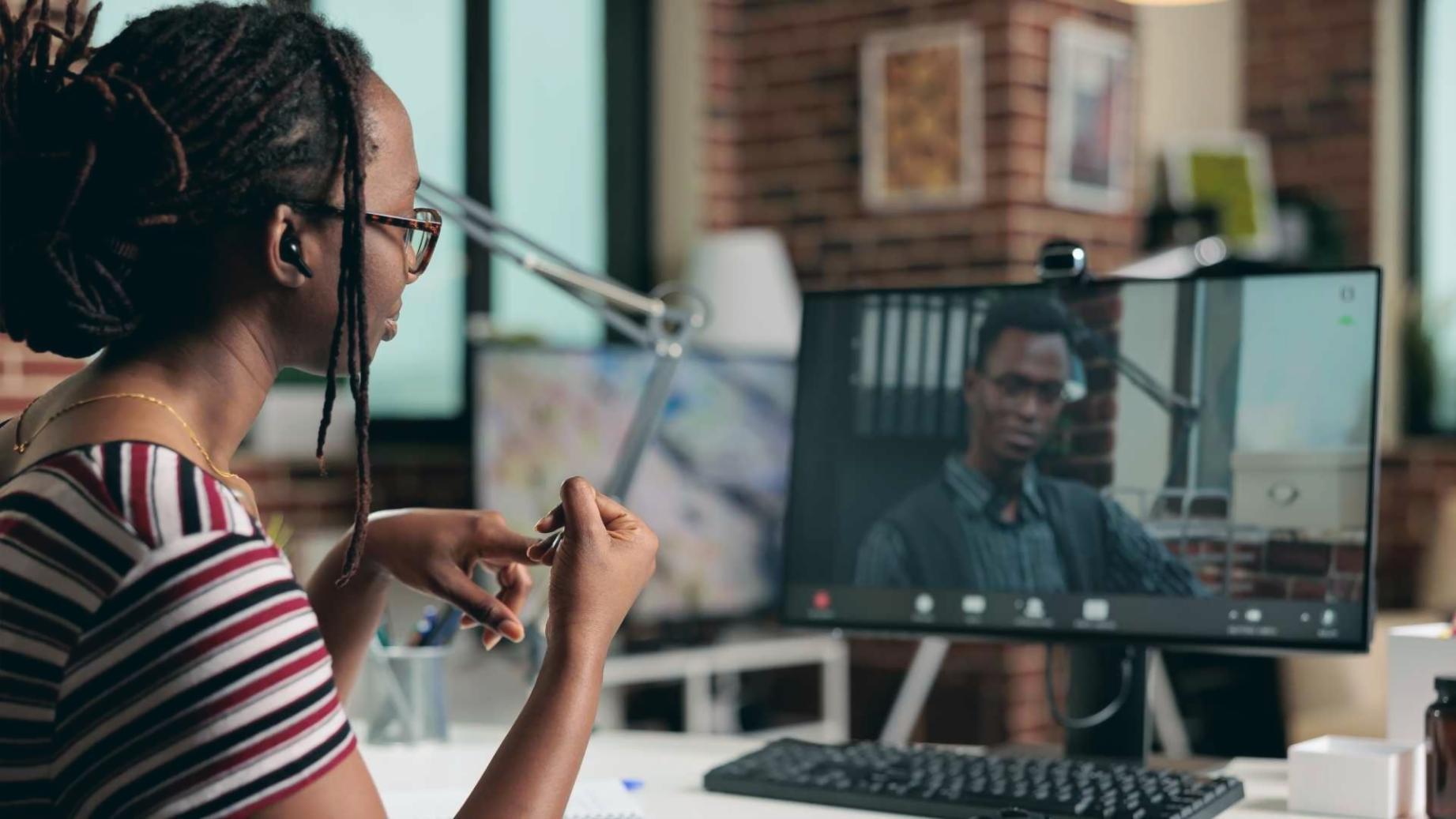 Sesión práctica de gestión financiera con materiales de aprendizaje